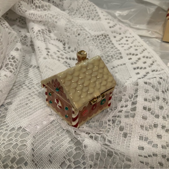 Monet Collectible Trinket Box Gingerbread House NIB Pillbox Holiday - Picture 7 of 16